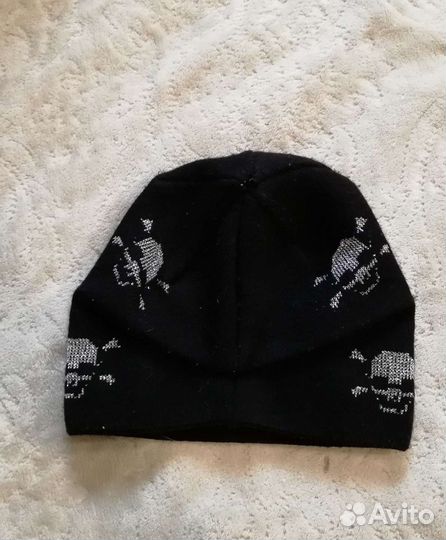 Много шапок зимних