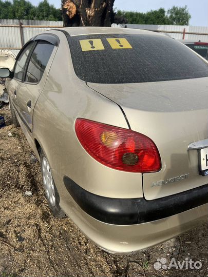 Фонарь левый Peugeot 206