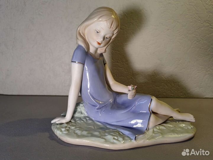Статуэтка девушка с розой, фарфор