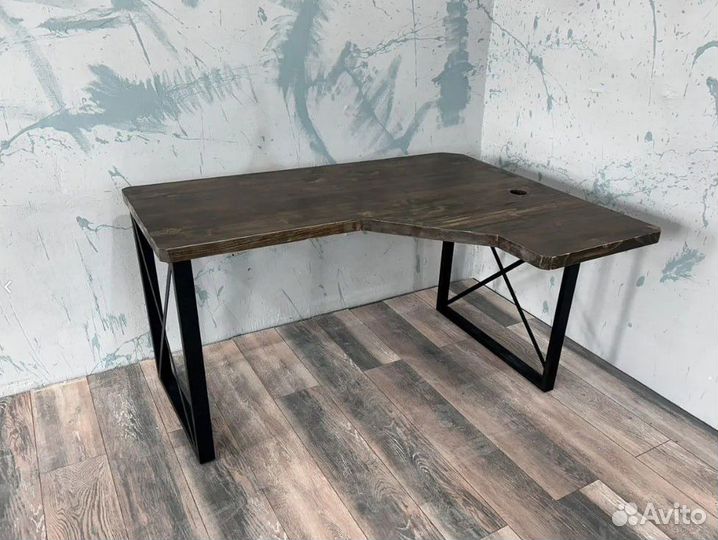 Рабочий стол со стеллажом