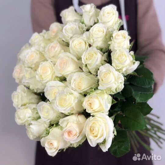 Букет 25 белых роз 60см Кемерово