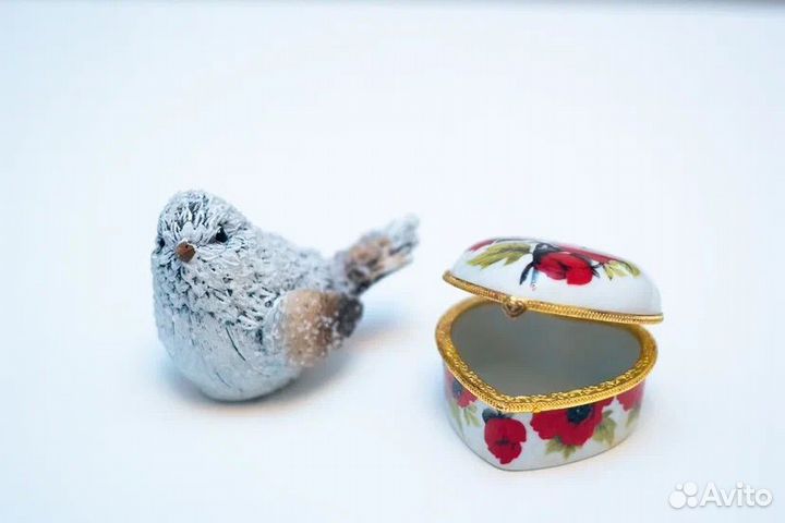 Фарфоровая шкатулка, фигурка птицы, ракушки