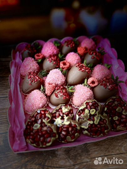 Клубника в шоколаде и гранат