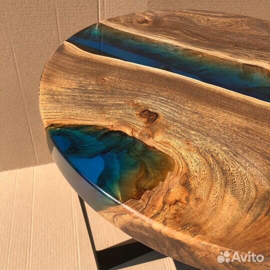 Круглый журнальный столик с эпоксидной смолой