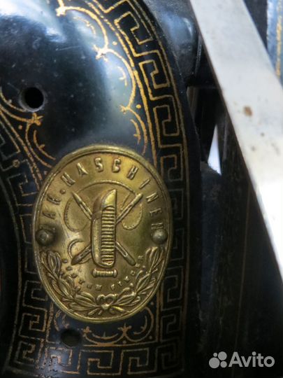 Антикварная швейная машинка