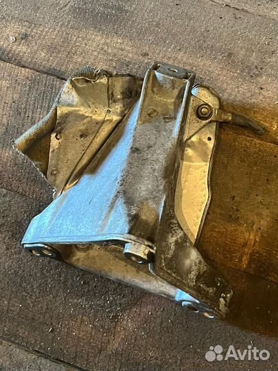 Кронштейн коробки Volkswagen Passat B5