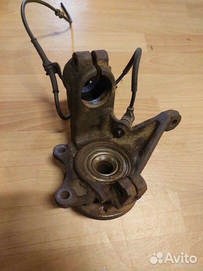 Поворотный кулак передний правый Citroen Xsara