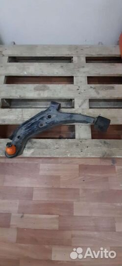 Маятниковый рычаг Ниссан Альмера