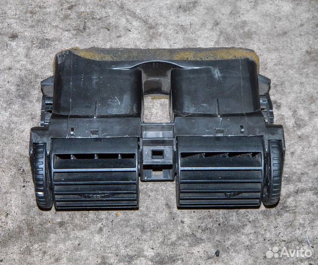 Дефлектор торпедо центральный Opel Astra G