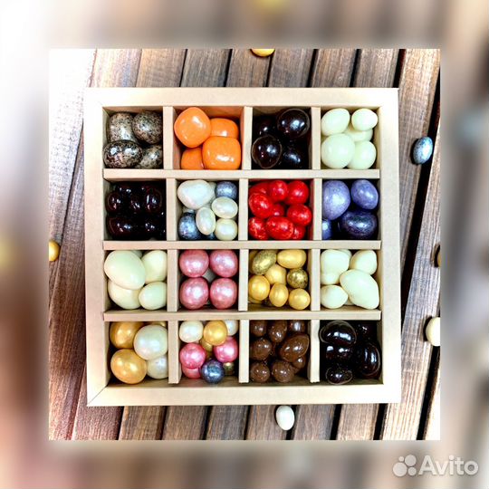 Подарок Ассорти из орехов и ягод в шоколаде