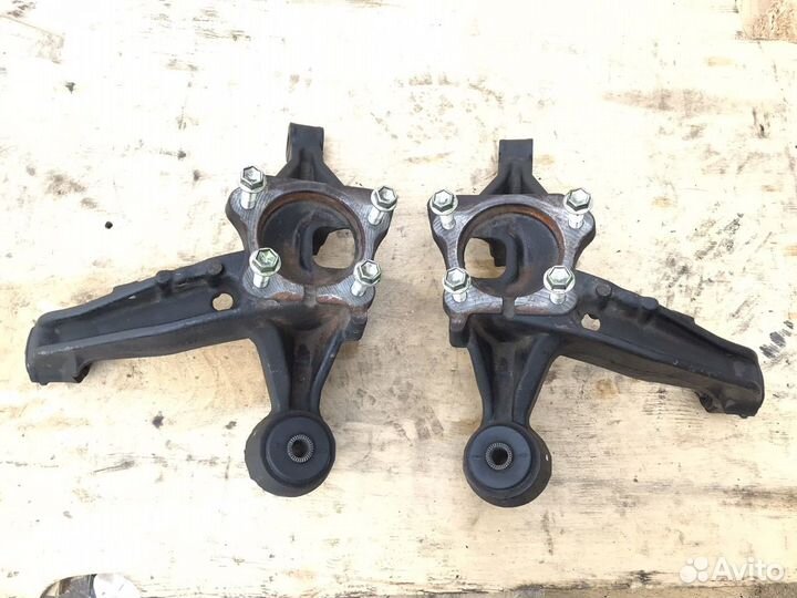 Кулак задний левый правый тойота камри в50