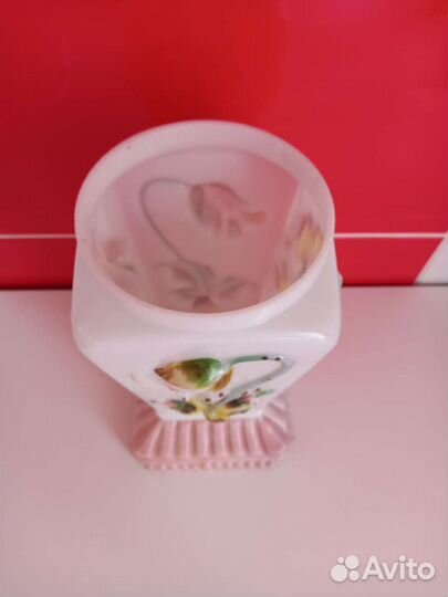 Ваза старинная. Маки, молочное стекло