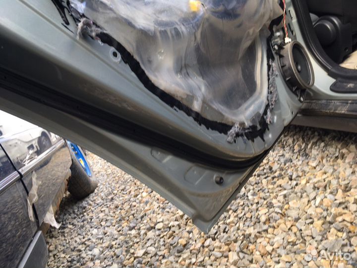 Toyota Avensis T250 задняя левая дверь