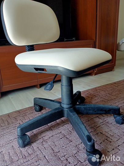 Стул для мастера маникюра бу