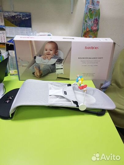 Шезлонг с оригинальной игрушкой Baby Bjorn