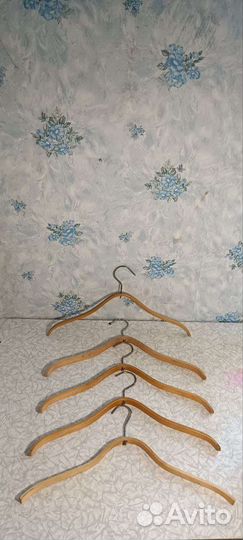 Вешалки, плечики много