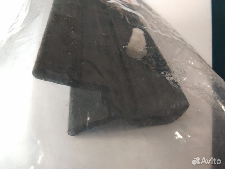 Уплотнитель двери передней правый