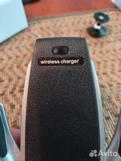 Держатель смартфона сенсорный с зарядкой s5