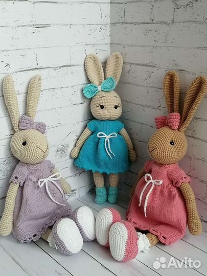Вязаная игрушка зайка