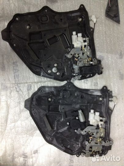 Стеклоподъемник левой двери Mazda 5 CR 2005-2010