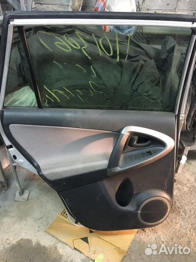 Задняя левая дверь Рав4