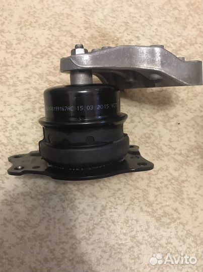 Опора двигателя правая оригинал VW