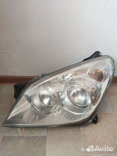 Opel Astra H фара правая