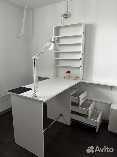 Маникюрный стол