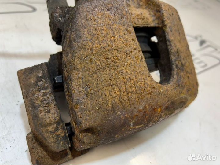 Суппорт передний правый Ford Focus 3 CB8 1.6L