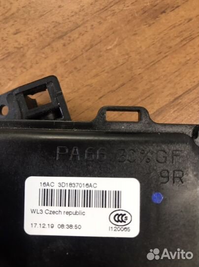3d1837016ac замок передний првый VAG