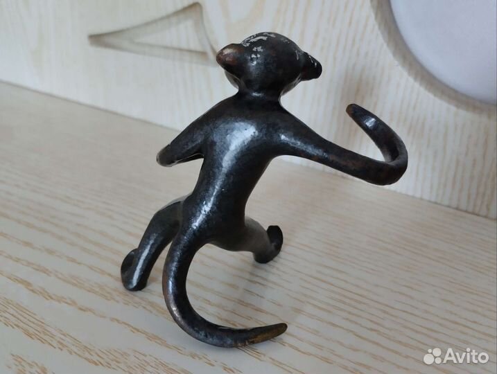 Бронзовая статуэтка обезьяна