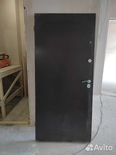 Дверь входная, металлическая