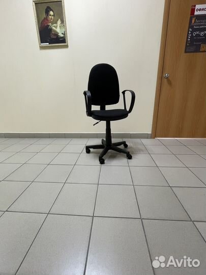 Стул офисный на колесах