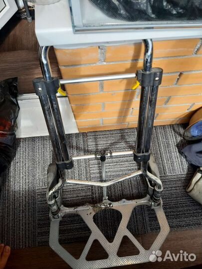 Тележка в отличном состоянии складывается лёгкая