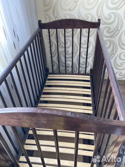 Детская кроватка с маятником и ящиком