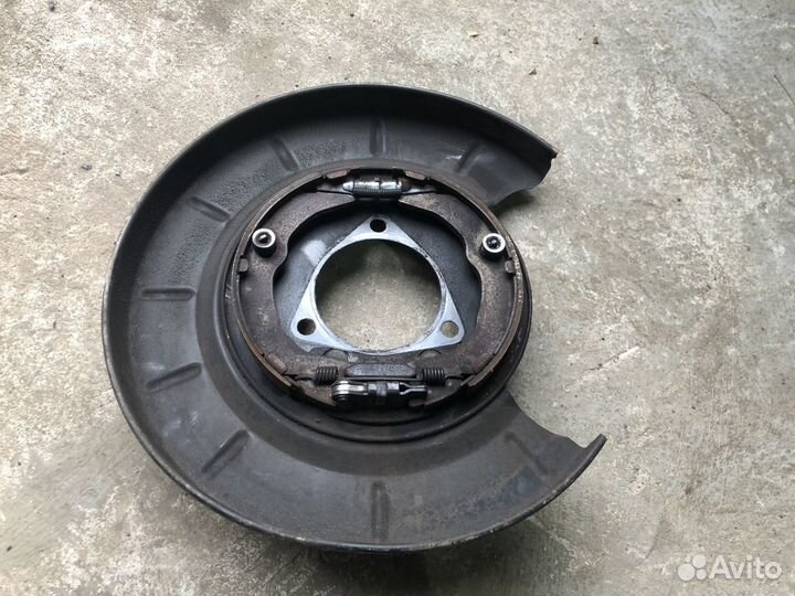 Щиток суппорта задний левый Chevrolet Camaro V