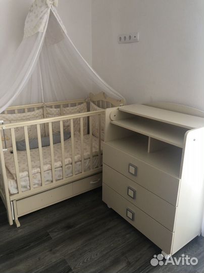 Детская кровать и пеленальный комод