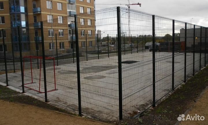 Забор из 3D сетки с металлическими столбами качест