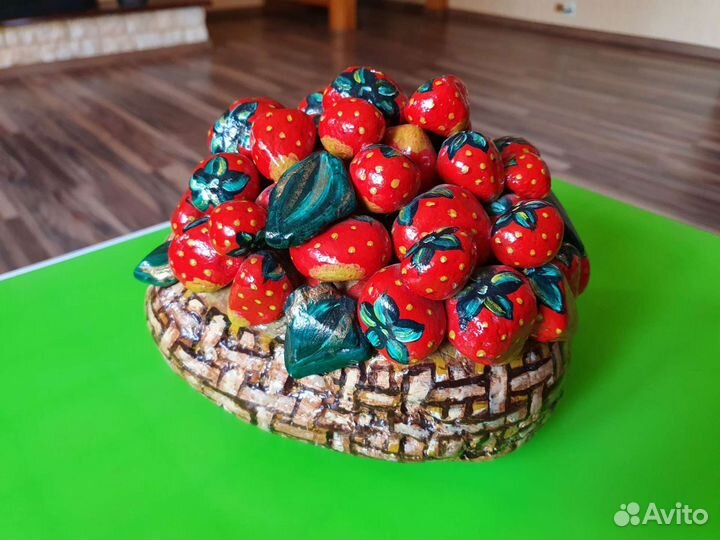 Корзинка с клубникой (камень)