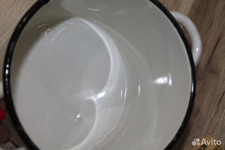Новая эмалированная кастрюля