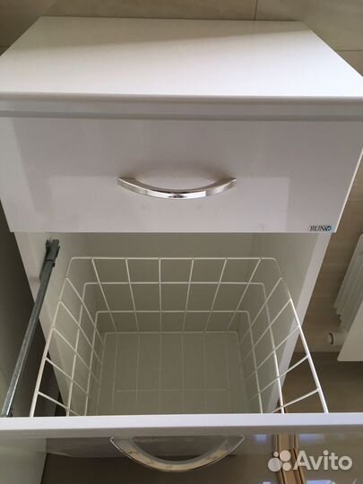 Тумба с корзиной для белья