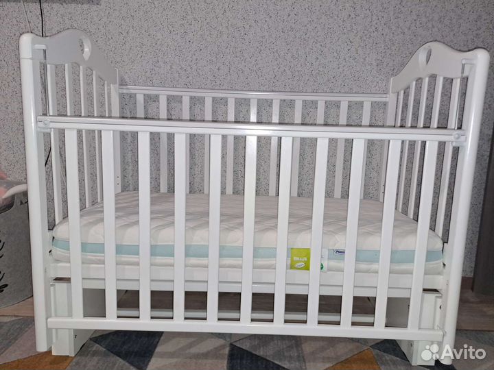 Детская кроватка с матрасом