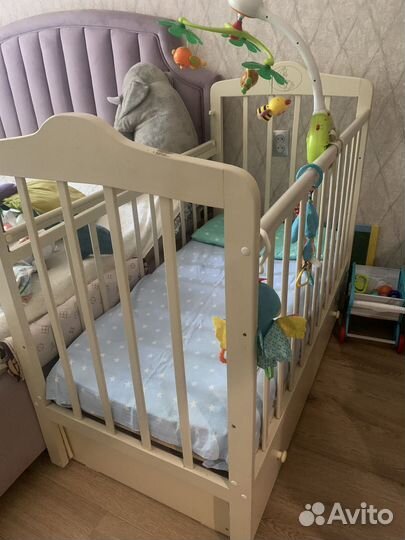 Детская кроватка с маятником