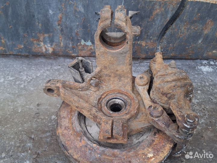 Поворотный левый кулак Peugeot 206 1.4 АКПП