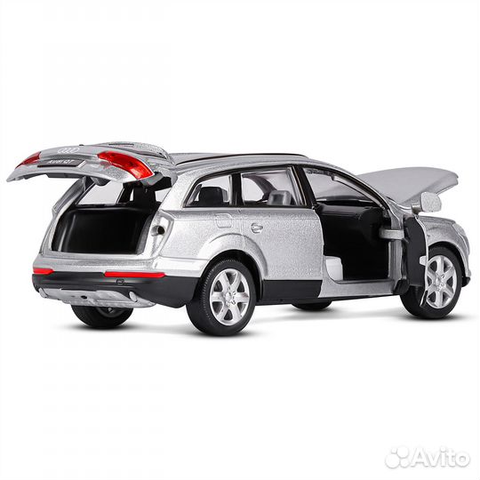 Металлическая машинка Audi Q7 лицензия 1:32