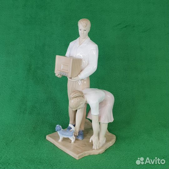 Фарфоровая статуэтка Новоселье
