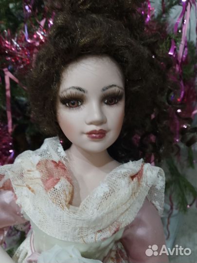 Кукла фарфоровая