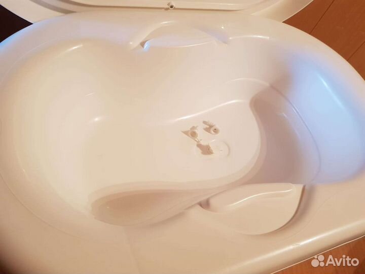 Ванночка для купания и пеленальный столик