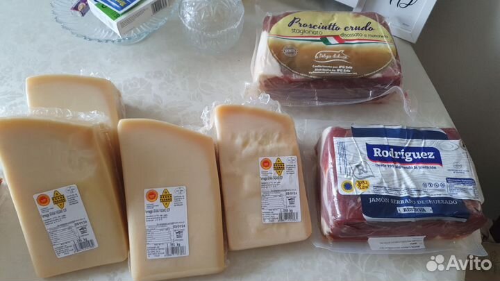 Корзина с деликатесами