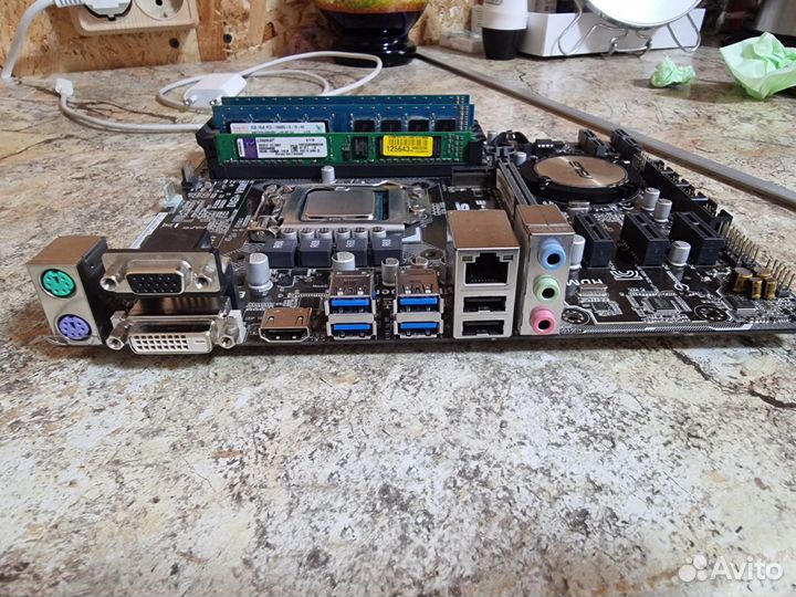 Материнская плата с процессором i5 и памятью 8 гб